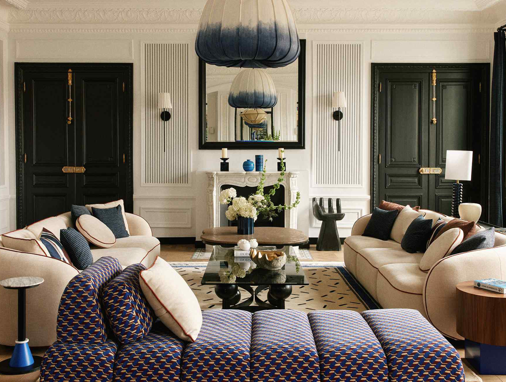 Salon parisien aux canapés crème et fauteuil à motif bleu