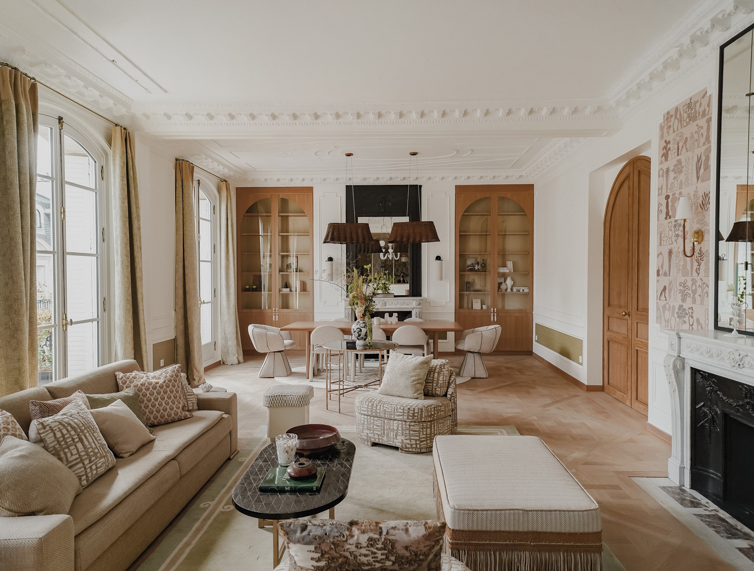 Salon haussmannien lumineux avec salle à manger et parquet